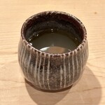 登喜和鮨 - 佐渡産潤目鰯の焼き干し出汁スープ、茶殻オイル