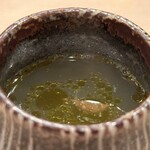 登喜和鮨 - 佐渡産潤目鰯の焼き干し出汁スープ、茶殻オイル