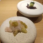 RISTORANTE IL NODO - アミューズ（茄子の上にヒラメのカルパッチョと緑パプリカ、黒米シートの上にキュウリで巻いたアオリイカとイカ墨のアクセント）