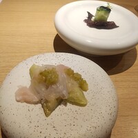 RISTORANTE IL NODO - アミューズ（茄子の上にヒラメのカルパッチョと緑パプリカ、黒米シートの上にキュウリで巻いたアオリイカとイカ墨のアクセント）