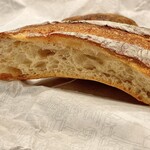 インダストリー - バゲット(トラディショナル)1/2 ¥170内　薄い。湾曲している。このタイプは初めて。バゲットの違いはトラディショナルはモチモチ、クラシックは甘いとのこと。薄いからか特別モチモチ感じない。