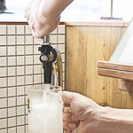 焼肉ホルモン たけ田 - レモンサワーそそぐようす