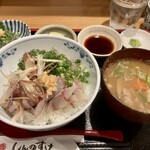 しんのすけ - あじのたたき丼、生しらす