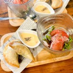 餃子専門丸虎 - スモークトラウトとアボカドのスナック餃子、トマトとガリのサラダ