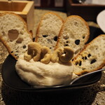 イタリアン チャイナバル村塾 - クリームチーズポテサラとバゲット