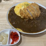 絶品カレー YOU - ふわとろオムカレーにトンカツをトッピング。大盛り辛口