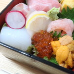 都寿司 - 特上ちらし（大とろ，うに，いくら，真鯛，ほたて，いか，甘えび，玉子）