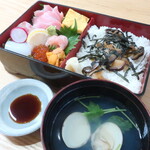 都寿司 - 特上ちらし（大とろ，うに，いくら，真鯛，ほたて，いか，甘えび，玉子）