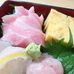 都寿司 - 特上ちらし（大とろ，うに，いくら，真鯛，ほたて，いか，甘えび，玉子）