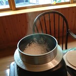 都わすれ - 御釜のご飯！炊きたてです。趣向は良いのですが、個人的には納豆や卵かけご飯などにおこげが邪魔をするので、普通のご飯を沢山食べたいかなあ、、