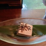 都わすれ - 豆腐も風味があって美味しい！塩昆布もご飯のお供に合います