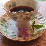 都わすれ - 食後のコーヒー、旅館の名前にもなっている「都わすれ」の花が添えられていました　可憐な花ですね