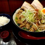 俺の中華たなか家 - 「半ライス」＆「辛味噌ホルモン」着丼＼(^o^)／　( ﾟдﾟ)ﾊｯ!　なんかお顔が違うぞ❓❗(・・?