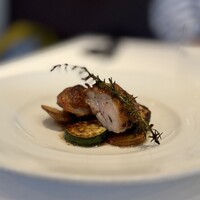 クラリタ ダ マリッティマ - 総州古白鶏とじゃがいも、ズッキーニの香草ロースト　焦がしバターソース