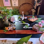 郷土料理ともん - 鮎がまだ小振りだからでしょうか、ドンとサクラマスが乗っております。マスを釣りたいがために鮭を採っている釣り人のものだそうです