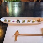 郷土料理ともん - 本日の山菜で面白かったのがアマドコロ。しっかりと甘味があります。根曲がり竹は良いところを使い残りの部分はお鍋に入ってます