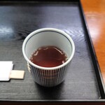 玉屋 - 熱々の"焙じ茶"が、"丼"には嬉しいサービス。