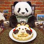 アンテノール - 今日6月12日はジャイアントパンダ・シャンシャンの
7歳のお誕生日だよ。今年のケーキは『アンテノール』の
アニマルデコ(パンダ)にしました。
