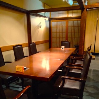 6～8名様用の半個室。入り口のみのれんで仕切られる半個室となります。