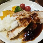 キッチン ブルー グローブ - ご飯を乗せて、ソテーを斜めにすると、分厚いです