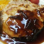 キッチン ブルー グローブ - 上にビーツが乗っています