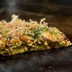 味乃家 - 粗みじんのキャベツがほくほくふんわり o< ´ω` >o
      底面はカリカリ、生地の味が濃いのがビールすすむやつ