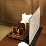 尾花 - テーブルセットには山椒と爪楊枝