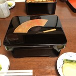 尾花 - 漆の御重、うな重に香の物が付きます