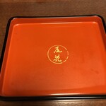 尾花 - 御重の蓋裏側にお店の名入り