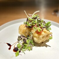 malca - 二枚重ねにして揚げる、伝助穴子。
                    辛味の効いたソースとの相性がいいです。北野シェフは、辛味の使い方がお上手な印象がありますね。