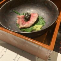 瓢嘻 八重洲店 - ローストビーフ、キャビアと大葉、山葵を添えて