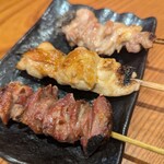 里葉亭 - 手前から、砂肝、高坂鶏の振り袖、せせり(追い串)