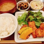 パルファン - 豚肉の竜田揚げ、ポテサラ、ひじき