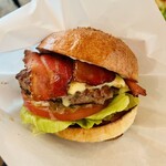 クリッターズバーガー - バーガー袋に入れて豪快にかぶりつく