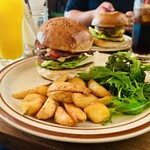 クリッターズバーガー - ポテトももりもり！