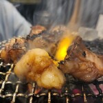 炭火焼肉ホルモンさわいし - ホルモンを焼く