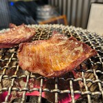 炭火焼肉ホルモンさわいし - 特選タンを焼く