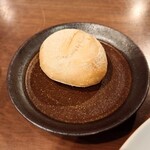 カエンネ - 自家製パン、焼きたて熱々です。