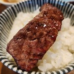 炭火焼肉ホルモンさわいし - オンザライス、先ずは特選ハラミを1枚