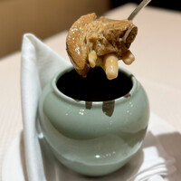 崎陽軒本店 嘉宮 - トウガンと新潟産もち豚スペアリブのやわらか煮熱々壷焼き