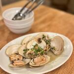 テアトロ ピッコロ - ハマグリとマッシュルームのワイン蒸し（957円税込）