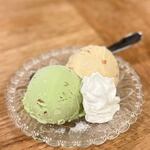 テアトロ ピッコロ - 本日のアイス・塩キャラメルとピスタチオ（528円税込）