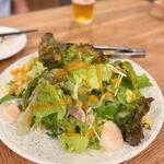 テアトロ ピッコロ - お肉とシュリンプのテアトロサラダ 香味野菜ドレッシング（1012円税込）