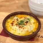 テアトロ ピッコロ - 蟹味噌トマトソースグラタン（605円税込）