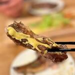 テアトロ ピッコロ - ラムチョップの炭焼き レモンペッパー添え70g×2本（2178円税込）