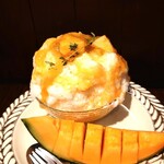 ヱビス珈琲 - クインシーメロン 1,600円✨サイズ感がちょうど良いかき氷♪大胆に添えられたカットメロンは常温、
      かき氷のなかは冷え冷えメロンと、完熟の赤肉メロンを
      堪能できました。