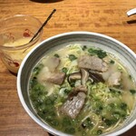 こむらさき - 卓上にあるにんにく投入