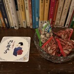 月に吠える - お通しのおつまみと、オリジナルコースター。