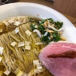 めん処 きよ洲 - 綺麗に畳まれた細麺と水菜、フライドエシャロット、玉ねぎが旨い！