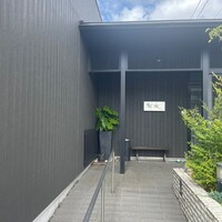 鮨 難波 - 重厚な外観